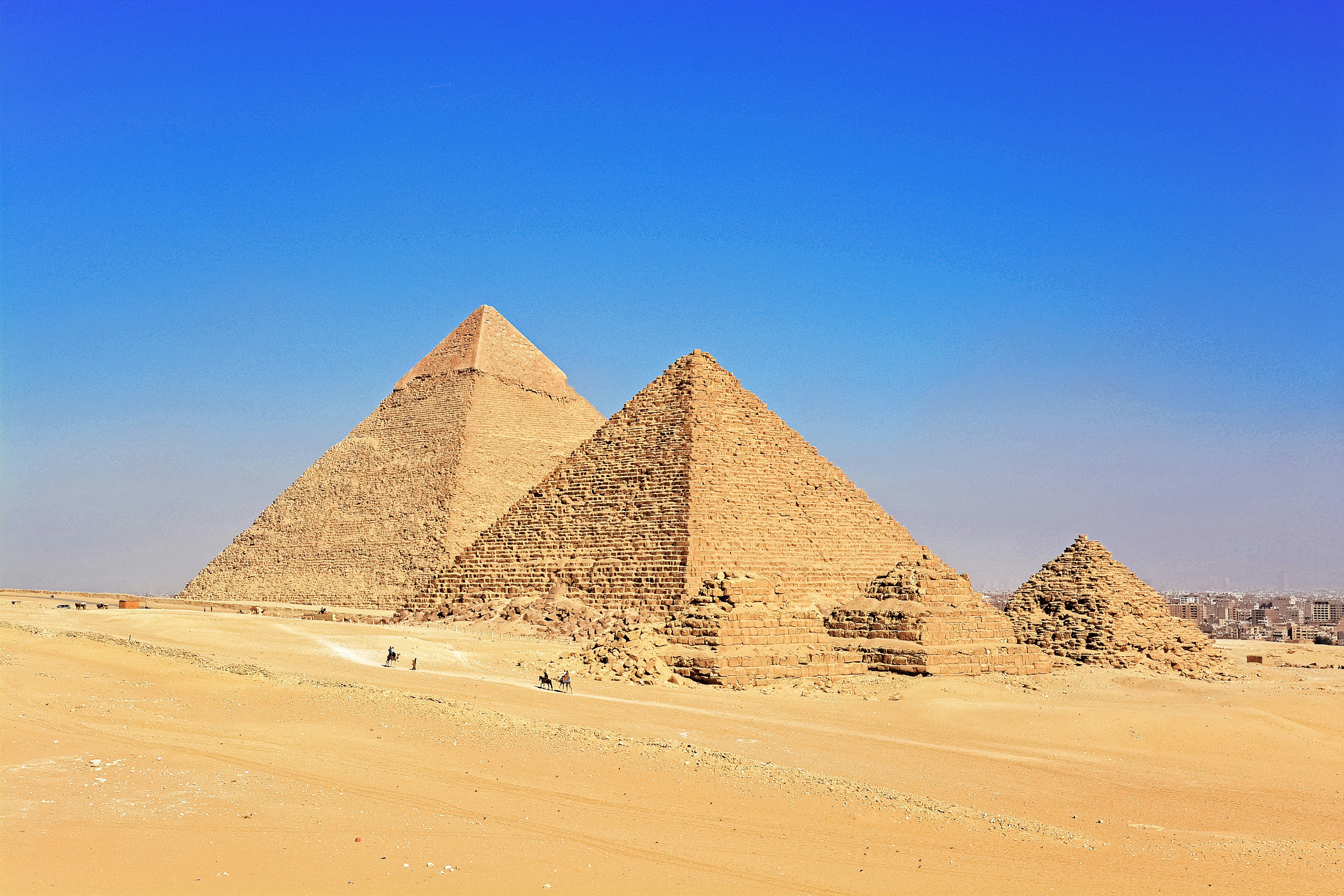 pyramid of giza in the desert during daytime